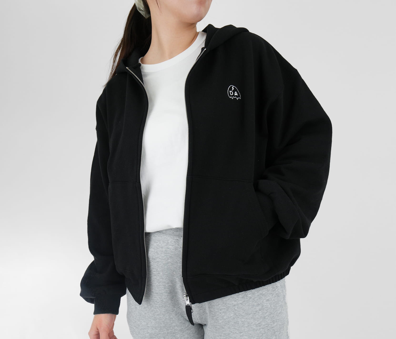 ショート丈ジップパーカー着用イメージ